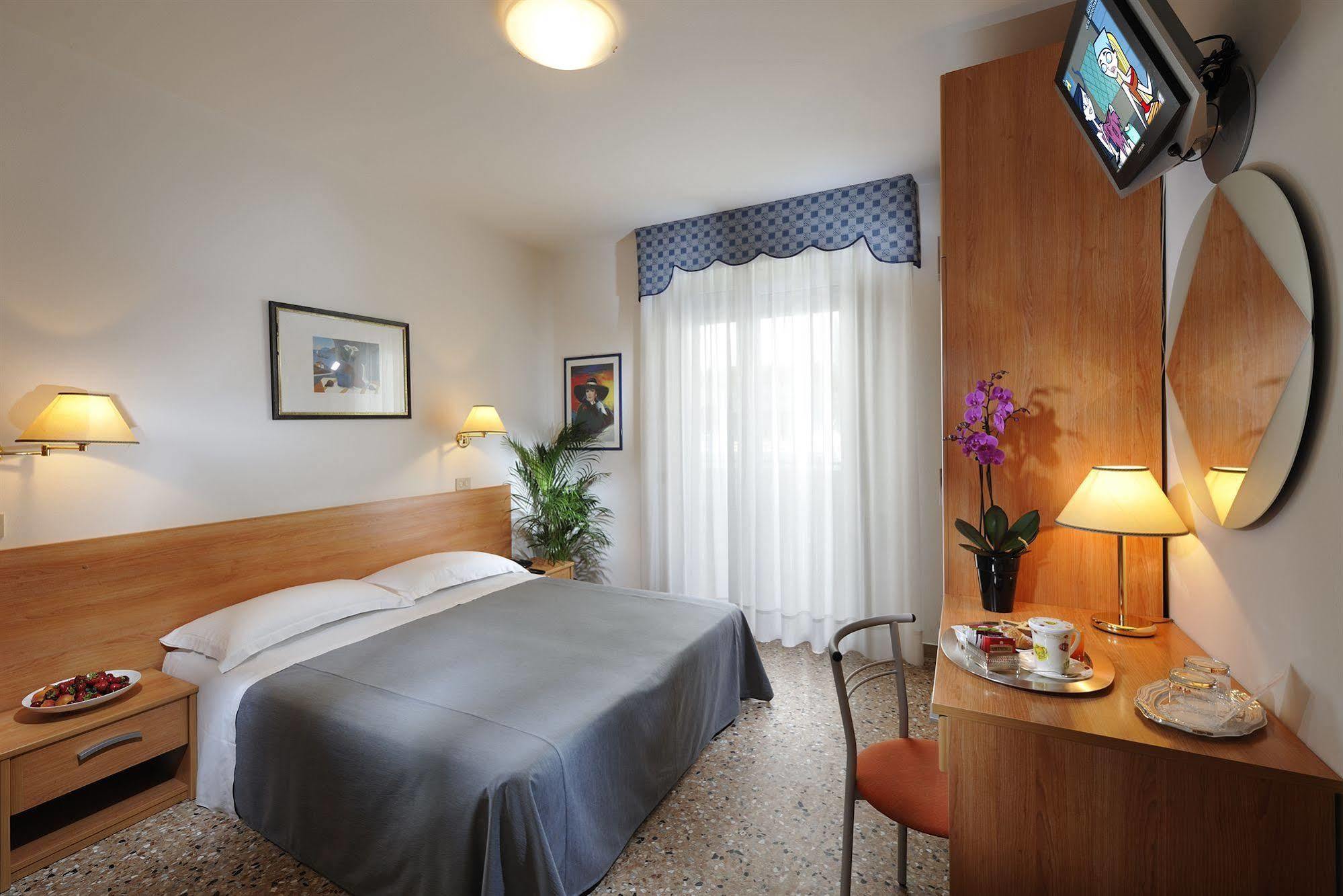 Hotel Rossini 4S Lignano Sabbiadoro Exteriör bild