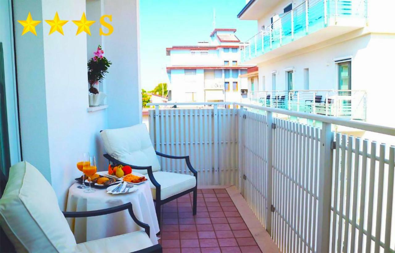 Hotel Rossini 4S Lignano Sabbiadoro Exteriör bild